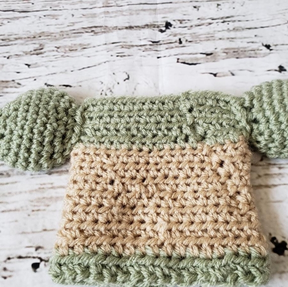 Crochet Green Baby Yoda cup cozy - Picture 5 of 7